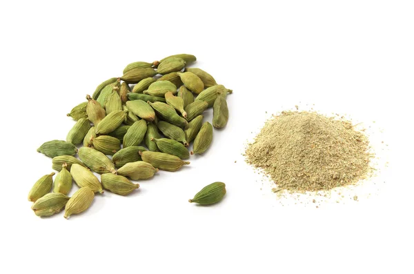 Cardamomo isolado — Fotografia de Stock