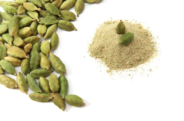 Cardamomo isolado — Fotografia de Stock