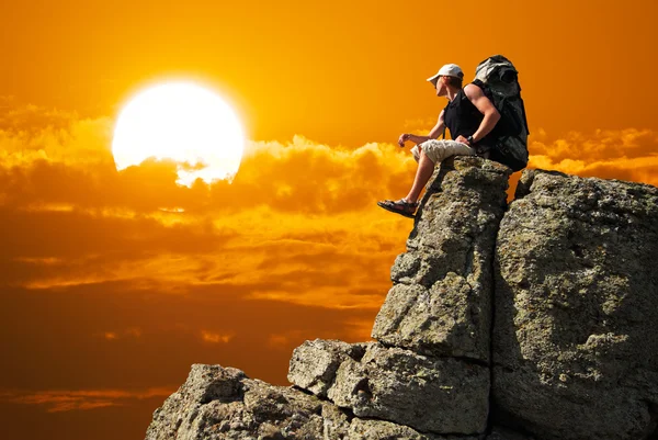 El hombre en la cima de la montaña — Foto de Stock