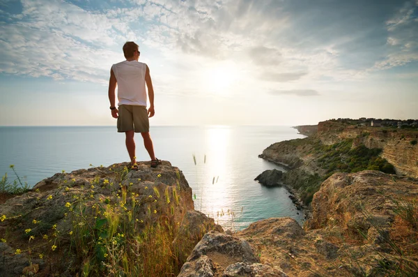 Man koppla av vid havet — Stockfoto