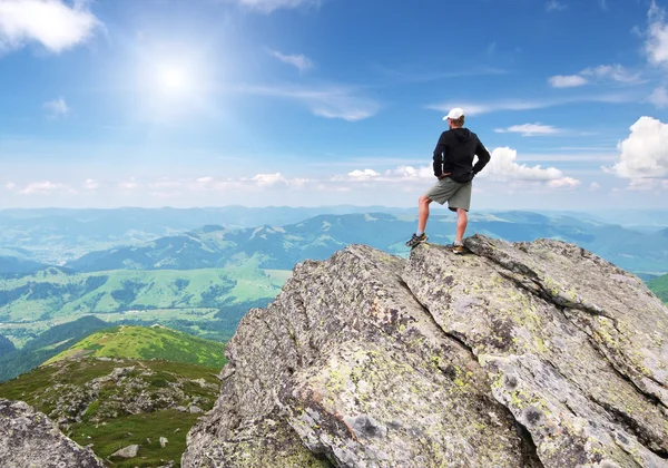 Man on peak of mountain. — Stock Photo, Image