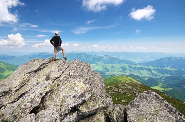 Man på toppen av berget. — Stockfoto