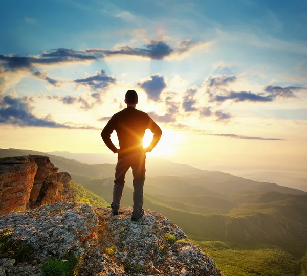 Hombre en la cima de la montaña — Foto de Stock