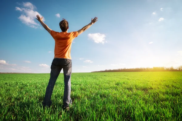 Hombre en pradera verde . — Foto de Stock