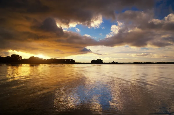 Hermoso paisaje fluvial — Foto de Stock