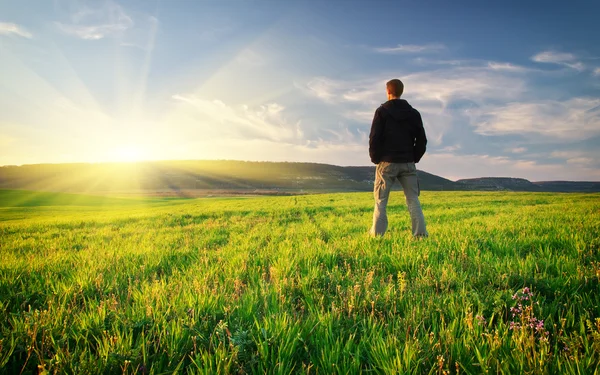 Man in  green meadow. — Stock Photo, Image