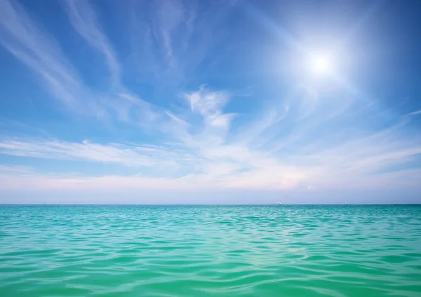 Mar y cielo azul. — Foto de Stock