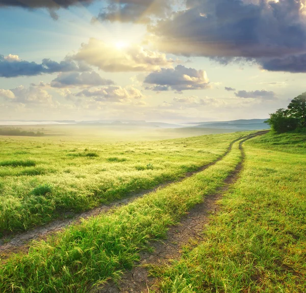 Voie de chemin et ciel profond du matin . — Photo