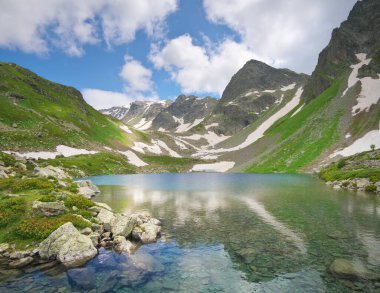 Kafkaslar 'ın güzel yaz manzarası. Dukka, Rusya 'nın Arkhyz köyü yakınlarında göller. Gün ışığı dağ manzarası.