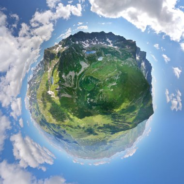 Yeşil Kafkas dağları vadisi ve göllerinden oluşan küçük bir panorama gezegeni. Doğa bileşimi.