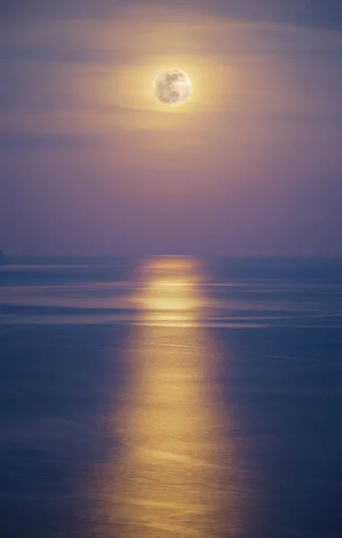 Riflessione Della Luce Lunare Sull Acqua Mare Paesaggio Naturale — Foto Stock