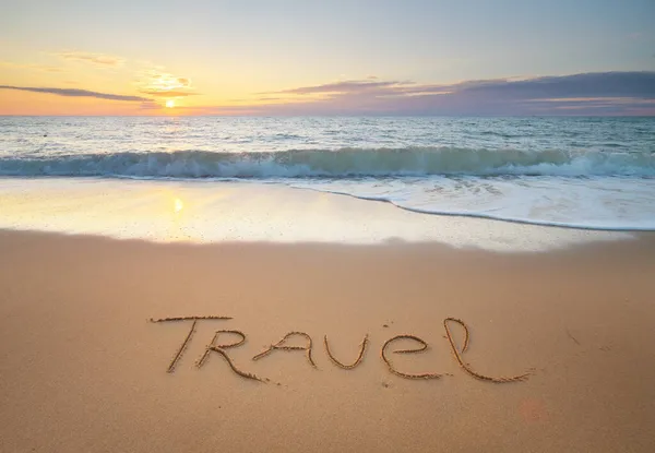 海の砂の上の旅行の言葉 概念的な自然デザイン — ストック写真
