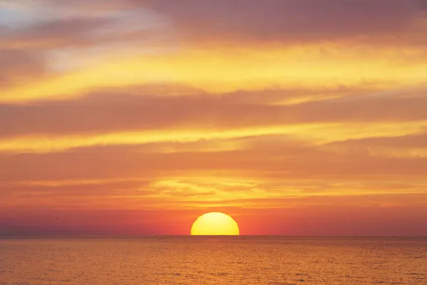 Büyük Güneş Deniz Günbatımı Arka Plan Doğa Kompozisyon — Stok fotoğraf