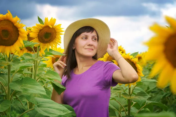 Frau Tag Sonnenblumenfeld Natur Und Menschen — Stockfoto