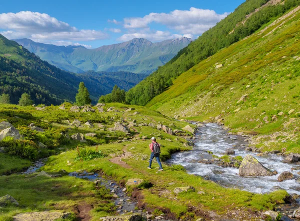 山の谷でかわいい若い女性 旅行と自然シーン — ストック写真