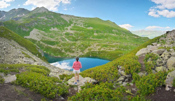 山の中でコーカサスDukka湖の風景 人と自然 旅とリラックスシーン — ストック写真