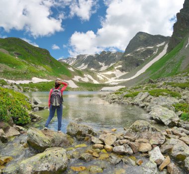 Kafkasya Dukka Gölü 'nün dağdaki manzarası. İnsan ve doğa. Seyahat et ve rahatla..