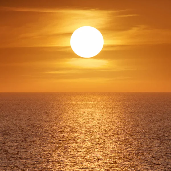 大きな太陽と海夕日背景 自然組成 — ストック写真