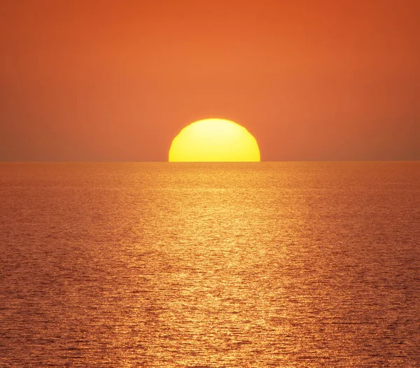 大きな太陽と海夕日背景 自然組成 — ストック写真