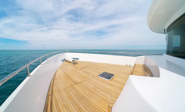 Jachtpanorama Het Dek Kalm Zeewater Overdag Modern Luxe Vervoer — Stockfoto