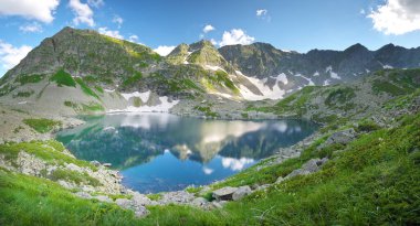 Kafkaslar 'ın güzel yaz manzarası. Arkasar Dukka Rusya 'nın Arkhyz köyü yakınlarında göller. Gün ışığı dağ manzarası.