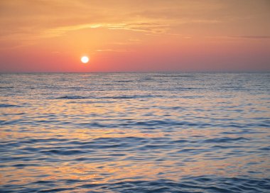 Sarı güneşle aydınlık gün batımı. Doğa deniz manzarası.