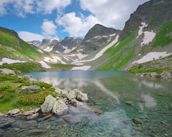 コーカサス山脈の美しい夏の風景 ロシアのアルクハイズ村近くのDukka湖 昼間の山の風景 — ストック写真