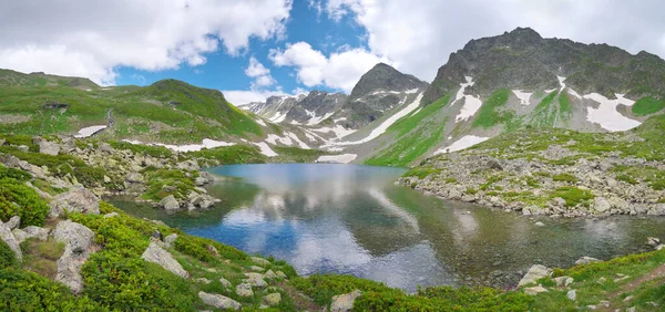 コーカサス山脈の美しい夏の風景 ロシアのアルクハイズ村近くのDukka湖 昼間の山の風景 — ストック写真