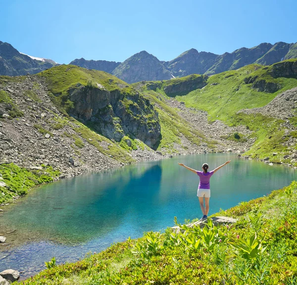 Paisagem Lago Caucasus Dukka Montanha Pessoa Natureza Viajar Relaxar Cena — Fotografia de Stock