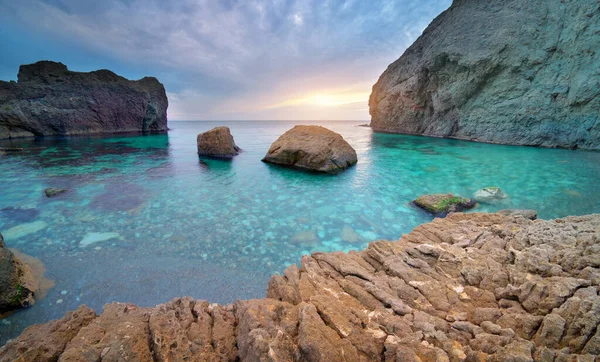 Güzel doğa deniz manzarası. Koyu mavi koy. 
