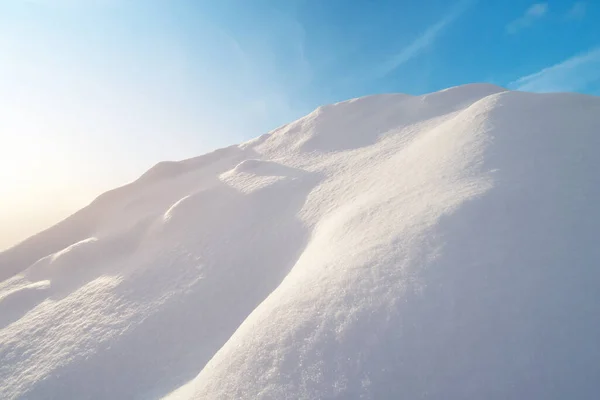 日の出の雪の丘 自然の構成 — ストック写真