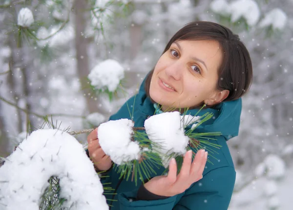 Jungfrauenporträt Winterwald Genießt Den Winter Bei Frostigem Tag — Stockfoto