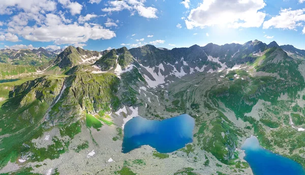 Yeşil Kafkas Dağları Vadisi Göllerinden Oluşan Bir Panorama Doğa Bileşimi — Stok fotoğraf