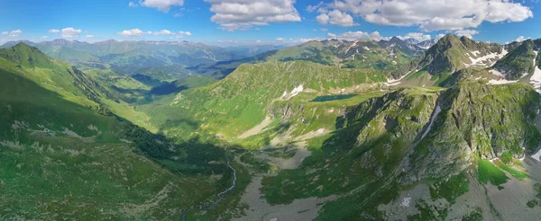 绿色高加索山脉山谷全景 自然组成 — 图库照片