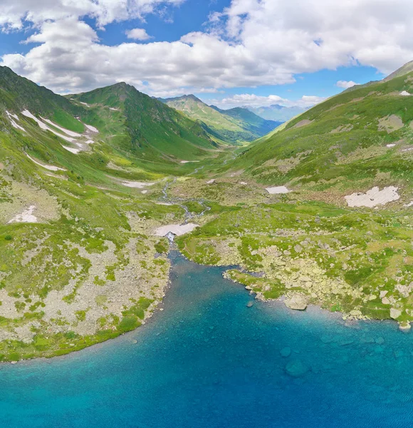 ロシアのアルクハイズ村近くの山の中でコーカサスDukka湖の美しい夏の風景 — ストック写真