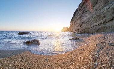 Güzel deniz manzarası. Gün batımında sakin deniz. Doğanın kompozisyonu.