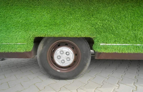 Gras Bedeckte Auto Und Rad Gestaltungselement — Stockfoto