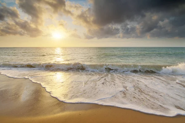 Sandy Seashore Bij Zonsondergang Natuur Samenstelling — Stockfoto