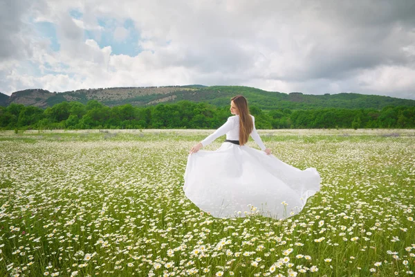 Jeune Femme Robe Blanche Dans Champ Fleurs Camomille — Photo