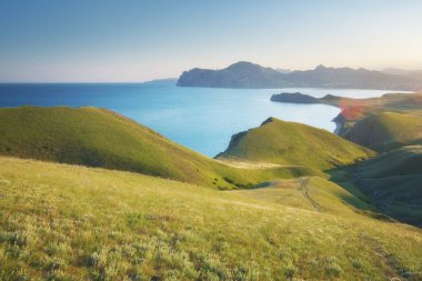 Deniz ve dağlar ilkbahar körfezi. Doğa yapısı bileşimi.