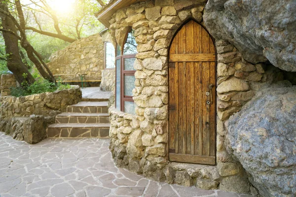 森の中の古い家のドア 自然デザイン — ストック写真