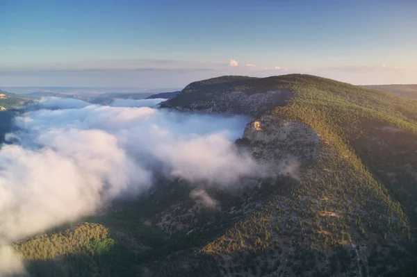 Güneş doğarken yeşil dağ tepeleri. Doğa manzarası.