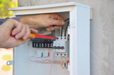 Voltaj ayarlama işinde öğretim görevlisiyim..