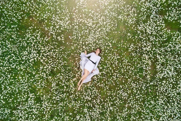 Schöne Mädchen Liegt Kamille Gänseblümchen Blume Blick Von Oben Luftaufnahmen — Stockfoto