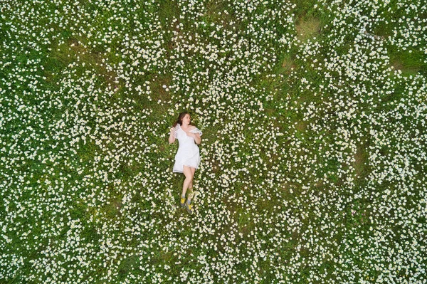 Schöne Mädchen Liegt Kamille Gänseblümchen Blume Blick Von Oben Luftaufnahmen — Stockfoto