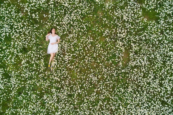 Schöne Mädchen Liegt Kamille Gänseblümchen Blume Blick Von Oben Luftaufnahmen — Stockfoto