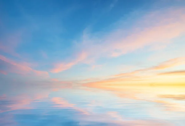 空の背景と水の反射 意匠の要素 — ストック写真