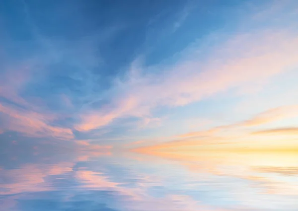 空の背景と水の反射 意匠の要素 — ストック写真