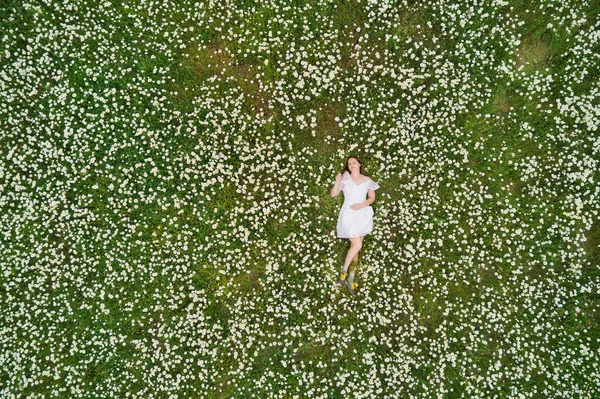 Belle Fille Trouve Dans Fleur Marguerite Camomille Vue Haut Photographie — Photo