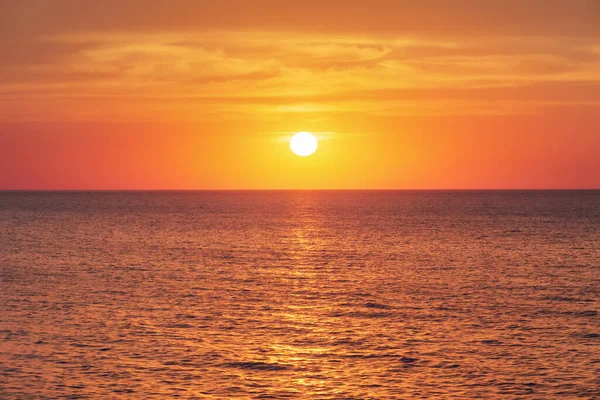 Heldere Zonsondergang Met Grote Gele Zon Onder Het Zeeoppervlak — Stockfoto